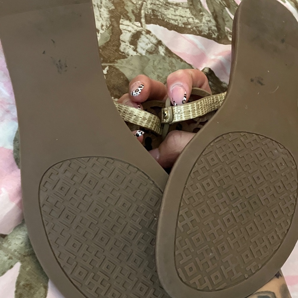Tory Burch Brown Leather-Look Flip Sandals with Beige Woven Medallion Accent - Picture 4 of 4